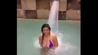 Mojadita porn101 disfrutando de la piscina
